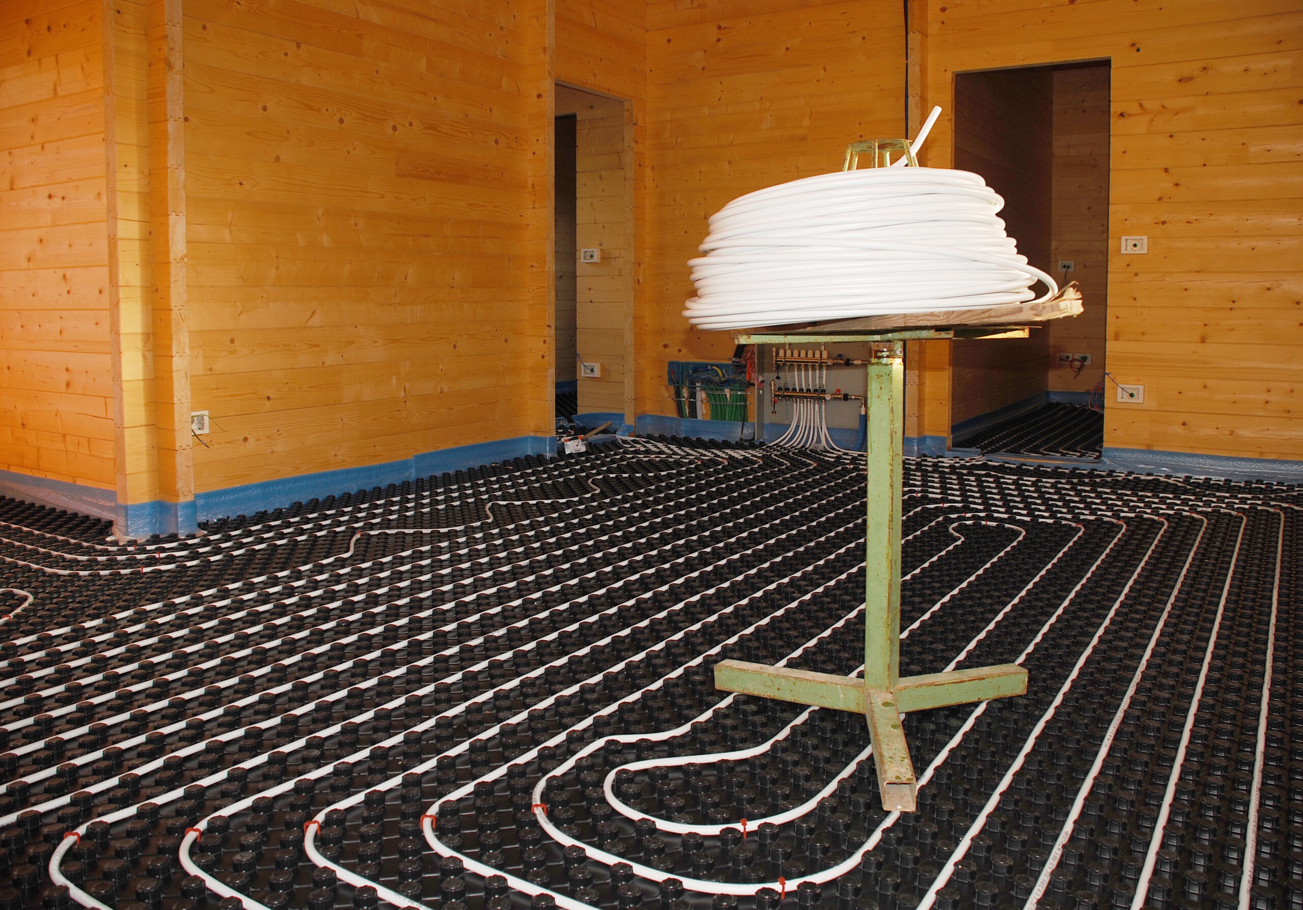 A hydronic closed loop underfloor heating system laid